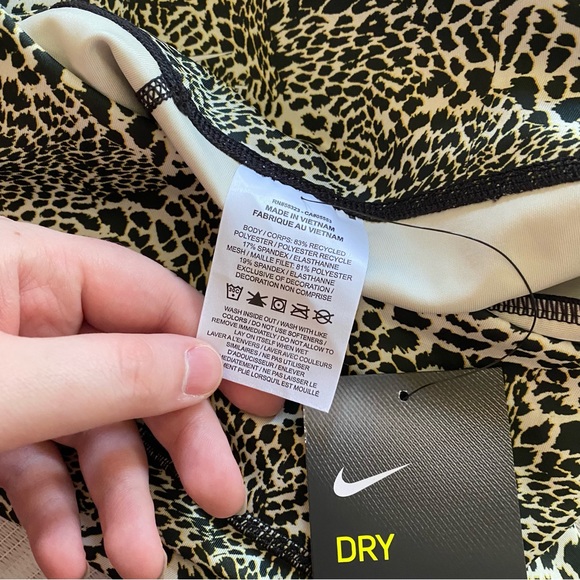 Nike โข One Tight Fit Leopard Print Mid-Rise 7/8 Leggings - Picture 12 of 12